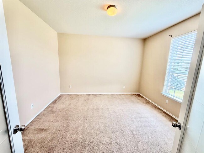 Building Photo - 1223 Daffodil Dr