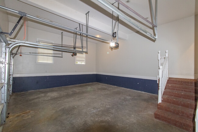 Building Photo - 906 Monarch Cir