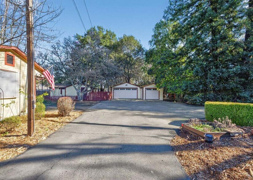 Garage and parking area - 132 Steiner Ct