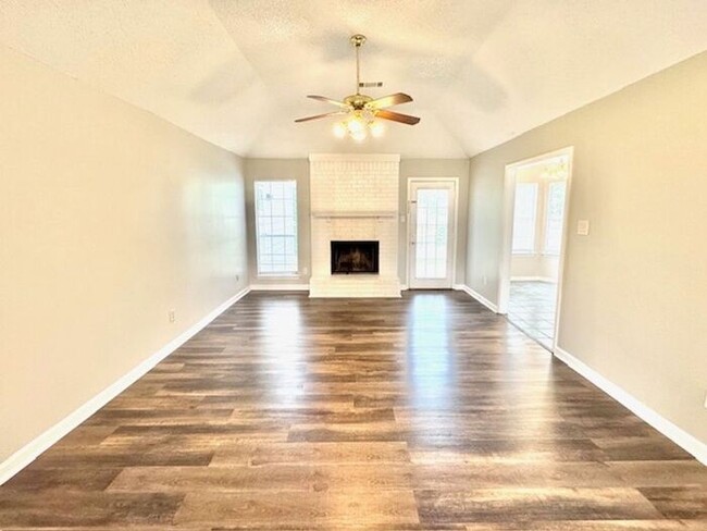 Building Photo - Available Now! Now Leasing a charming 3-be...