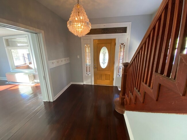 Building Photo - Large, Three-Bedroom Home in Devou Park