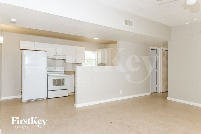 Building Photo - 3196 N Seacrest Blvd