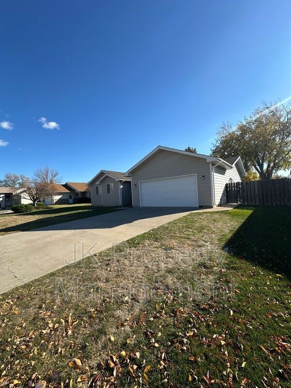 Building Photo - 608 Swan Ct