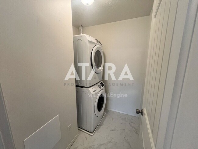 Building Photo - 258 Kestrel Dr