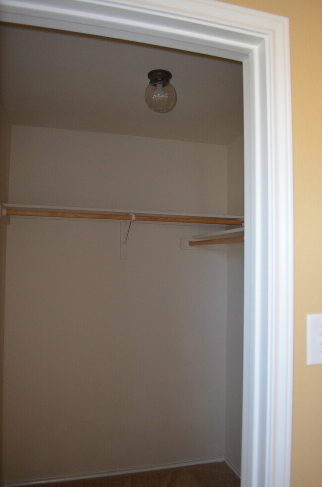 Building Photo - HUGE 5 BEDROOM HOME IN SAVANNAH HEIGHTS!