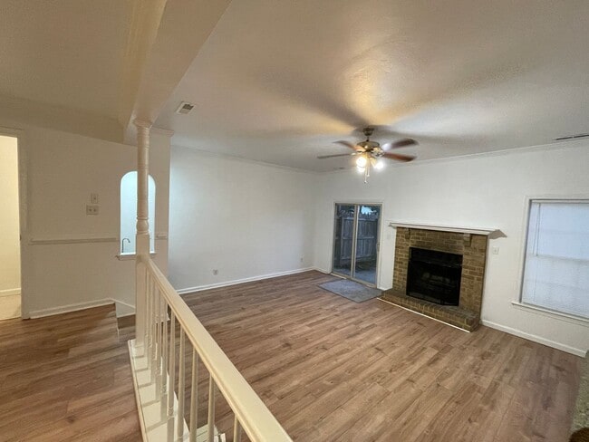 Building Photo - 3 bedroom townhome! Fenced backyard.