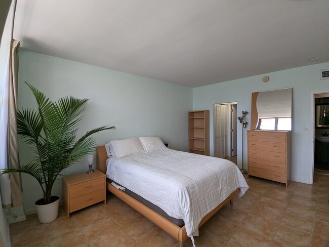 Spacious bedroom - 20 Island Ave