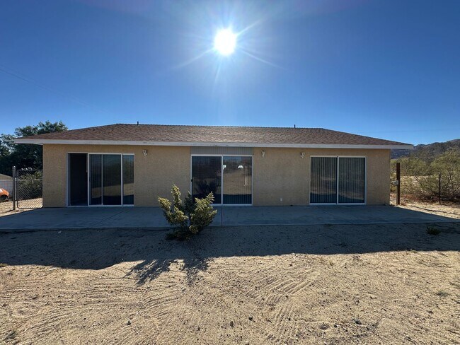 Building Photo - 4 bedroom home close to Joshua Tree National Park!