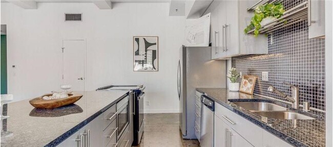 Building Photo - 301 N Akard St