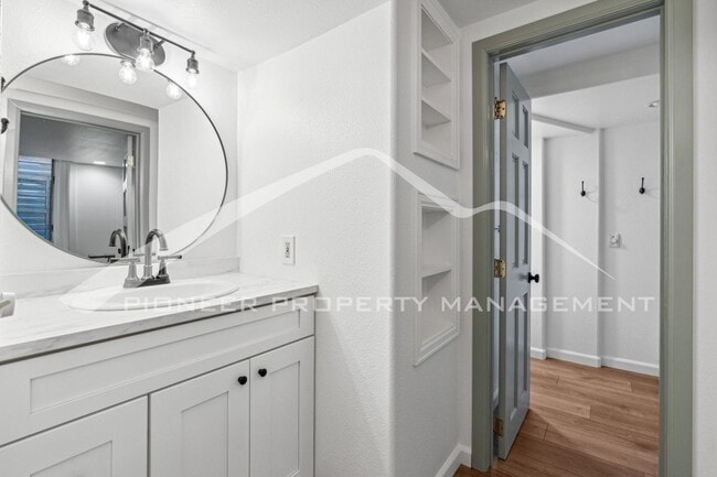 Building Photo - Spacious Home with Central AC and Washer/Dryer