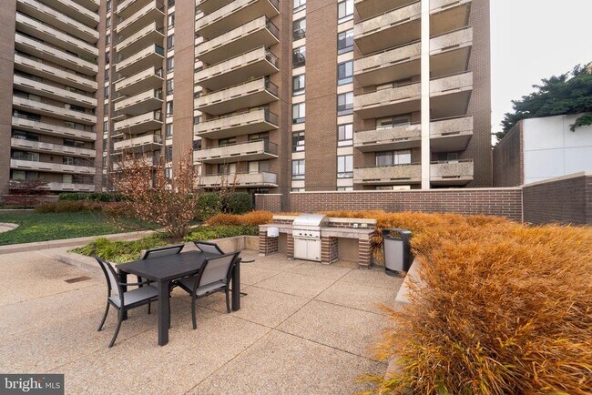 Building Photo - 1808 Old Meadow Rd