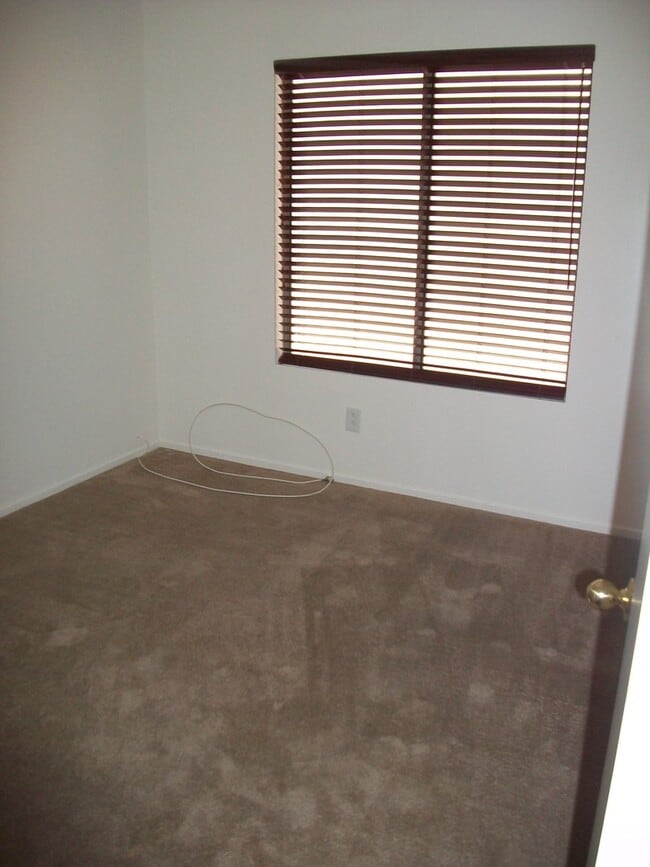 Building Photo - 3 Bedrooms Single Story Home