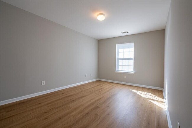 Building Photo - 2245 Leicester Way SE