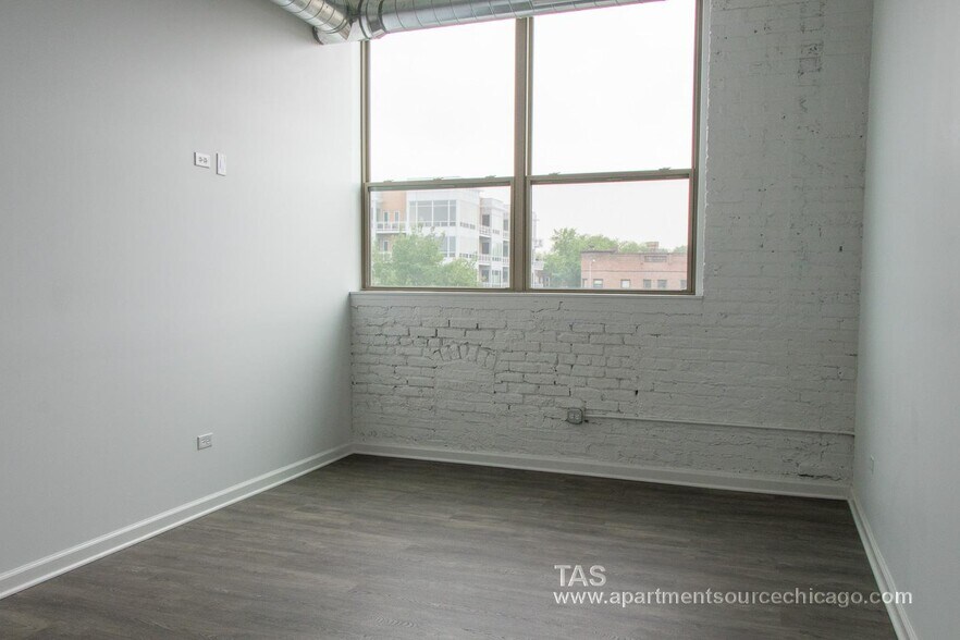 Building Photo - 932 W Dakin St