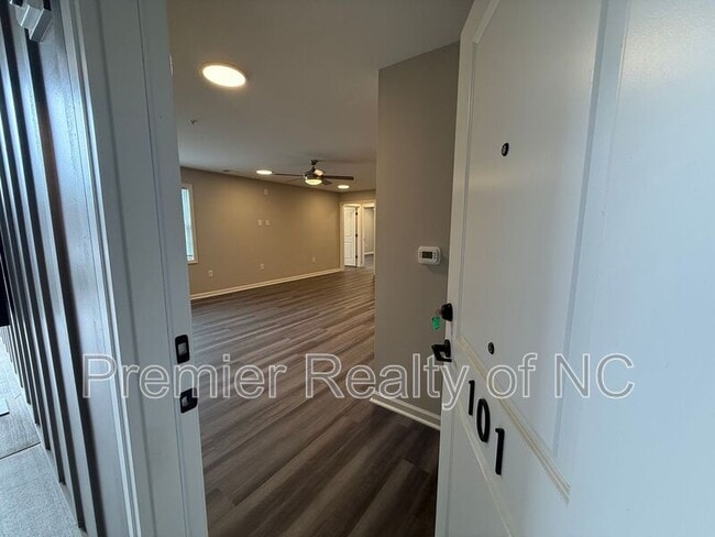 Building Photo - 7085 Hanesbrook Cir