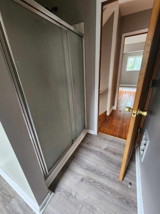 Building Photo - Three Bedroom Single Family Home!