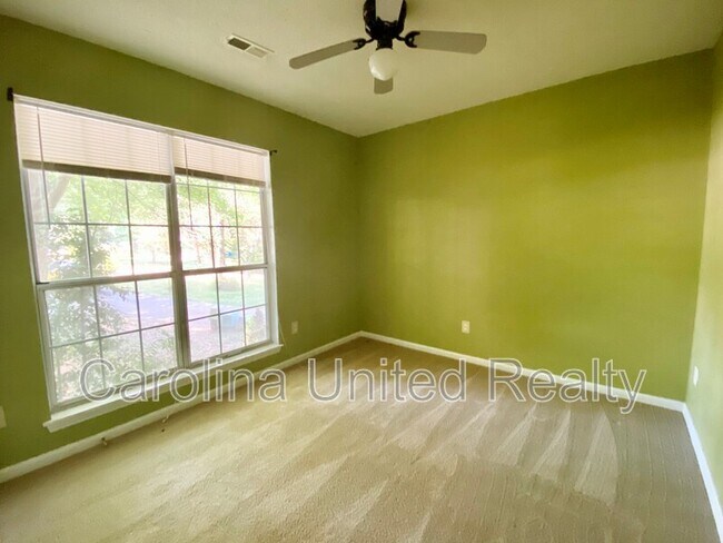 Building Photo - 3914 Aster Dr