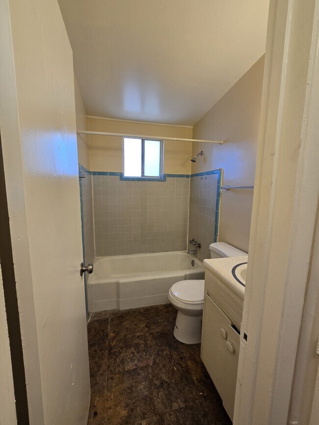 Building Photo - 3423 E Flower St