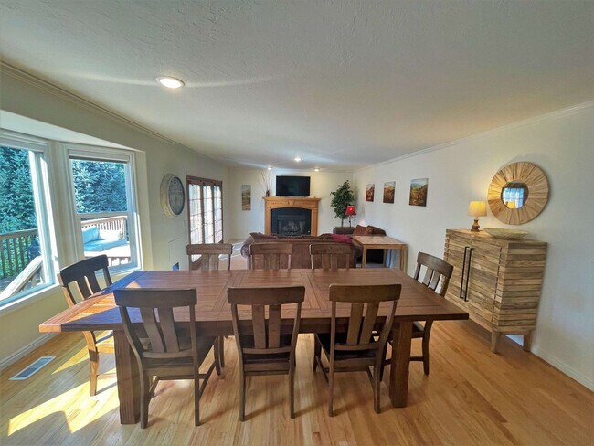 Building Photo - 2009 Sweetbriar Ln