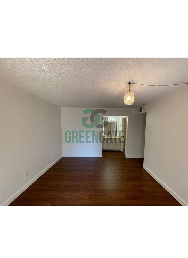 Building Photo - 3 BEDROOM 2 BATH HOME MOVE IN READY IN MOD...
