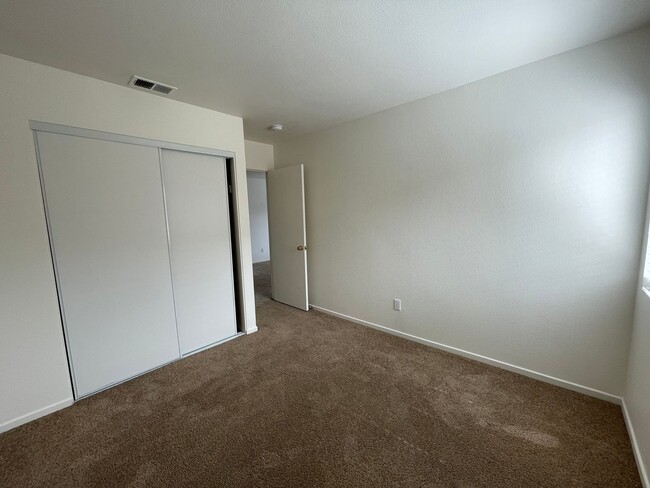 Building Photo - Spacious 4 Bedroom in Oceanside!