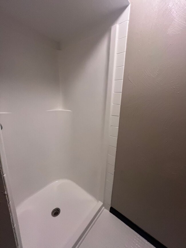 Building Photo - 4 bedroom/2 bath house