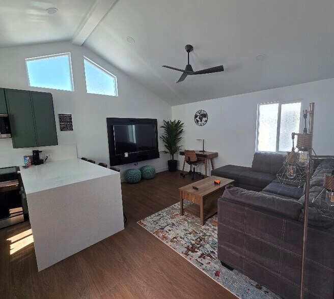 Primary Photo - 6611 Winnetka Ave