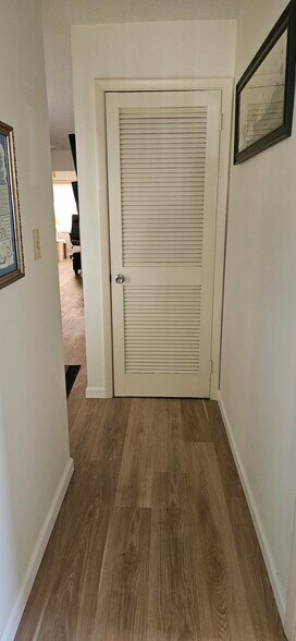 Building Photo - 6215 Green View Cir