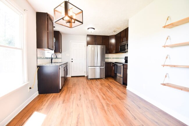 Building Photo - Coming Soon: 3 Bedroom, 2 Bathroom Home (NO PETS)