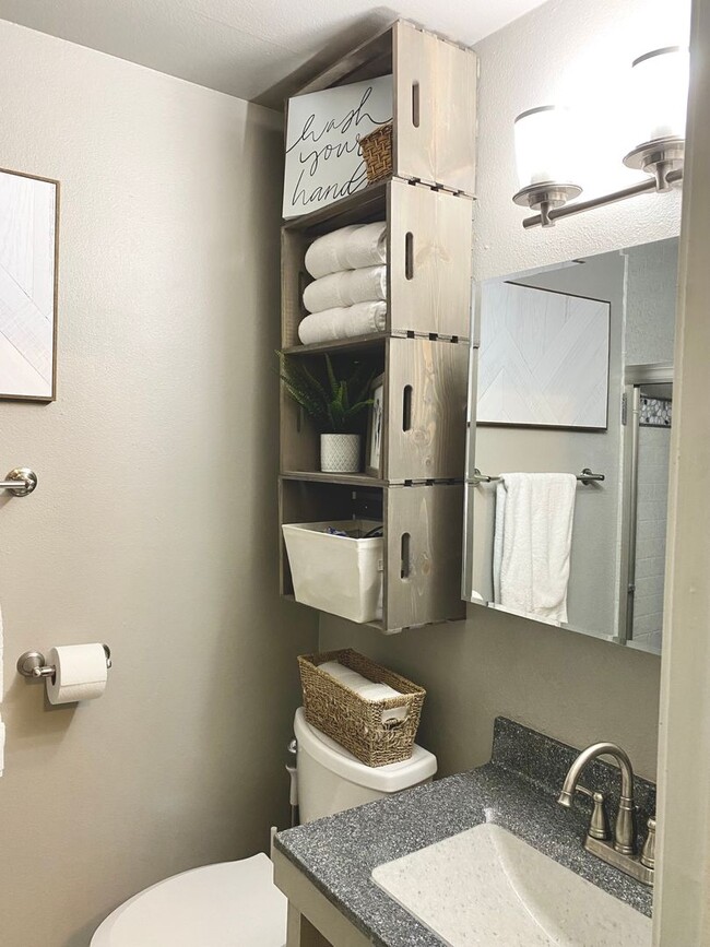 Building Photo - Fully Furnished 1 Bed 1 Bath Unit Available NOW!