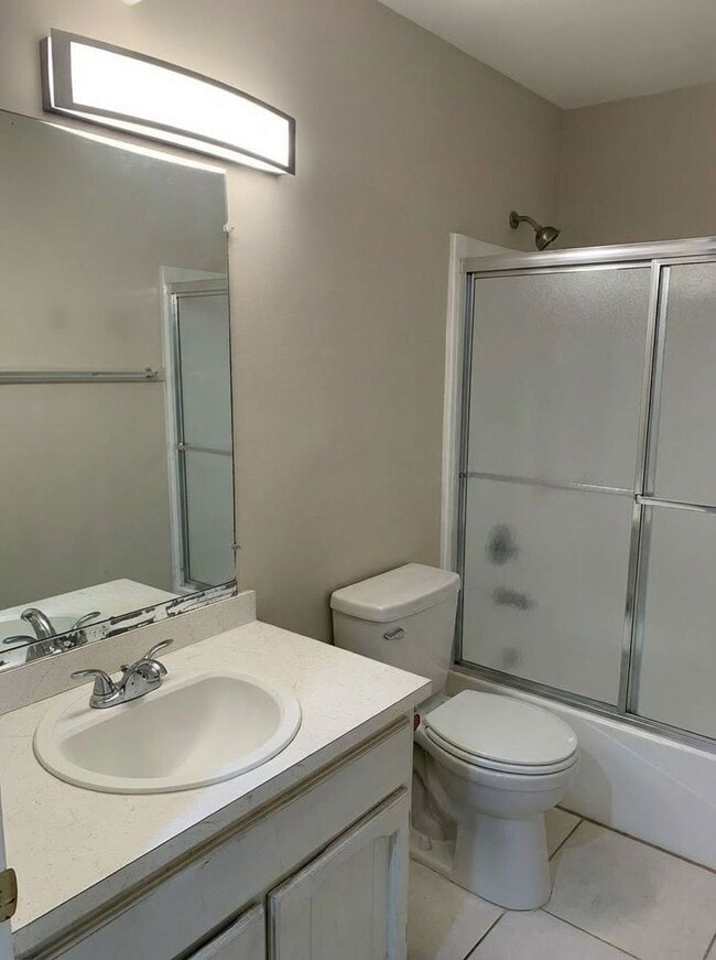 Building Photo - 2 Bedroom 1.5 Bath 2 Story Townhouse