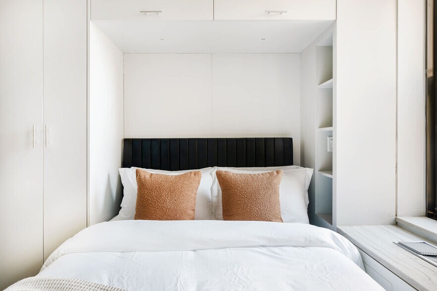 Building Photo - 240 W 73rd St