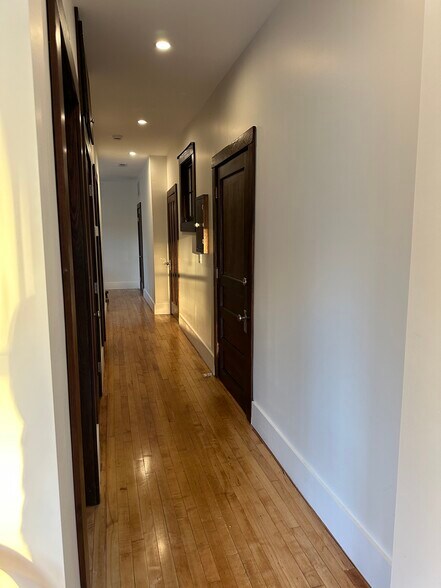 Building Photo - 412 Pleasant St