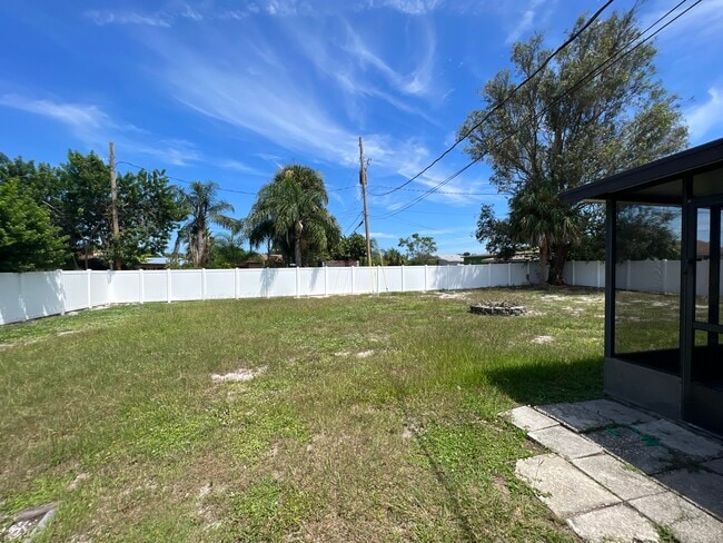 Building Photo - 1011 Bianca Dr NE