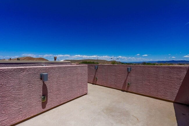 Building Photo - Beautiful 3 Bedroom Townhome With Stunning Mountain Views