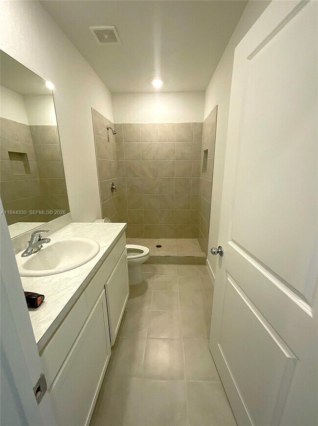 Building Photo - 453 NE 5th St