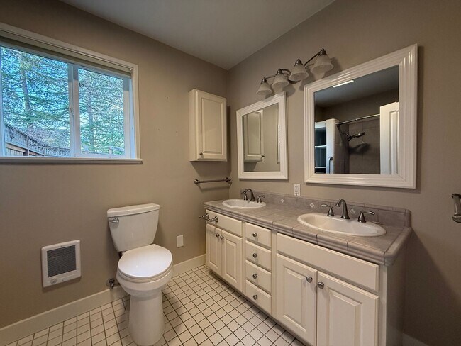 Building Photo - One bedroom/One Bath Apartment with outdoor space on quiet flag lot!  Available Now