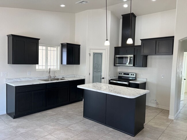 Building Photo - Newer San Luis Home available for Rent - 3...
