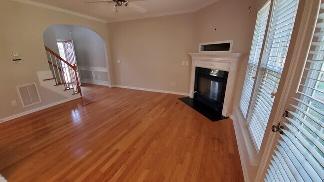 Building Photo - Coming Soon! 3 Bedroom / 2.5 Bath in South...