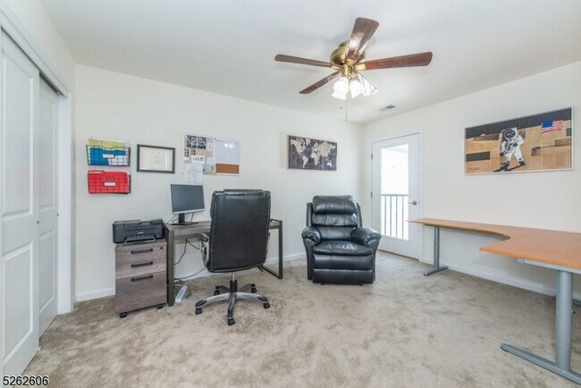 Building Photo - 5 White Aster Ct