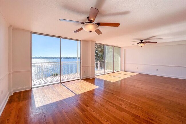 Building Photo - Beautiful Waterfront 3/2.5 Lake Virginia C...