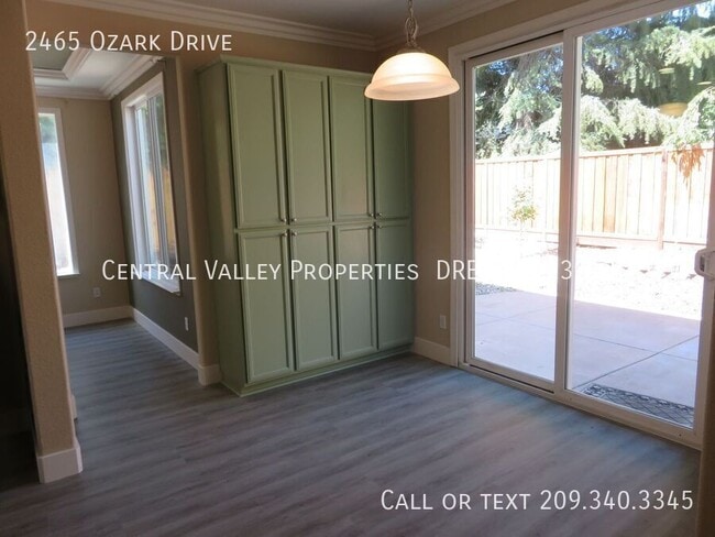 Building Photo - 2465 Ozark Dr