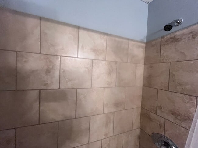 Building Photo - Great Location