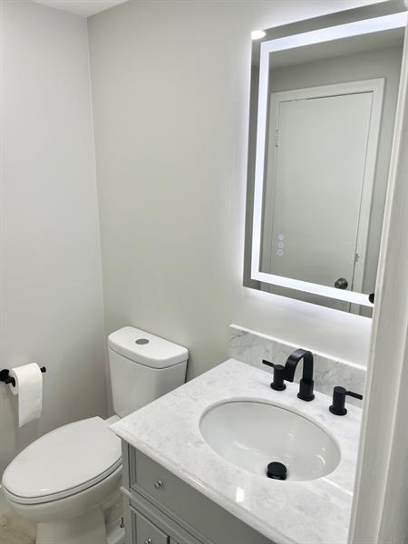 Building Photo - 156 NE 20th Ct