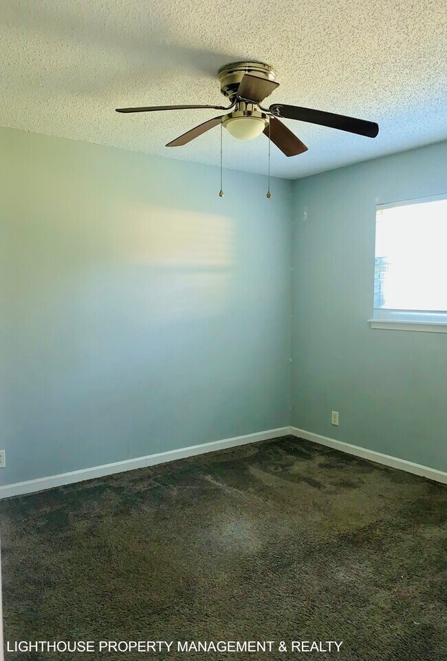 Building Photo - Renovated 2/1 Westside Duplex