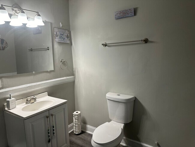 Building Photo - Walking distance to U of L and Bellarmine Campus