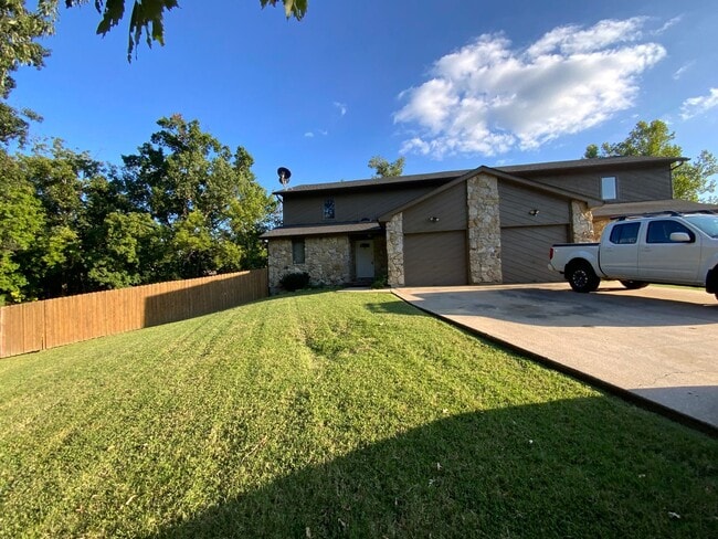 Building Photo - 203-203 Briarcrest Ct