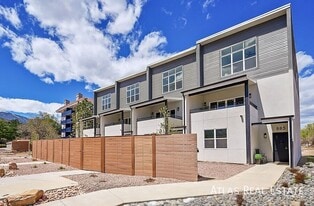 Building Photo - 889 Paget Pt