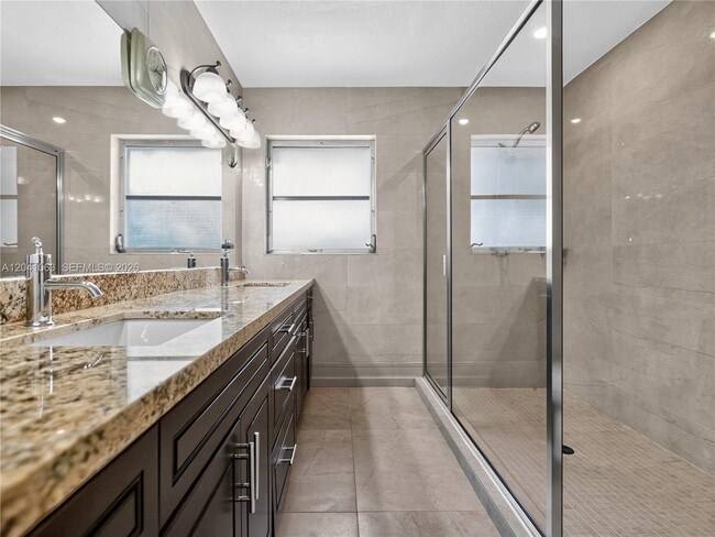 Building Photo - 16641 Royal Poinciana Dr