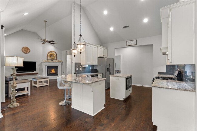Building Photo - 5819 W Cane Hill Dr